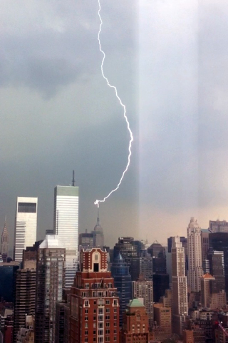Illustration for article titled Spectacular Lightning Strikes Empire State Building